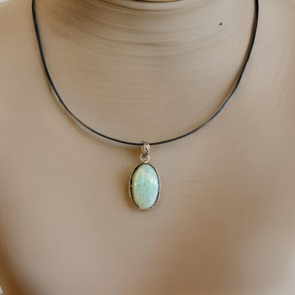 Green Aventurine stone on a Choker Necklace - Picture 4 of 4